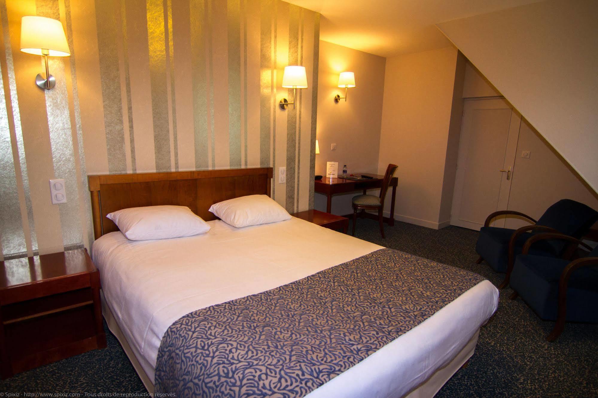 Logis Hotel Du Chateau Combourg Kültér fotó